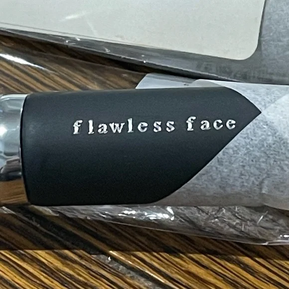 I.D Bare Escentual Brushes - 2 Flawless Face Brushes #28 - Picture 2 of 8